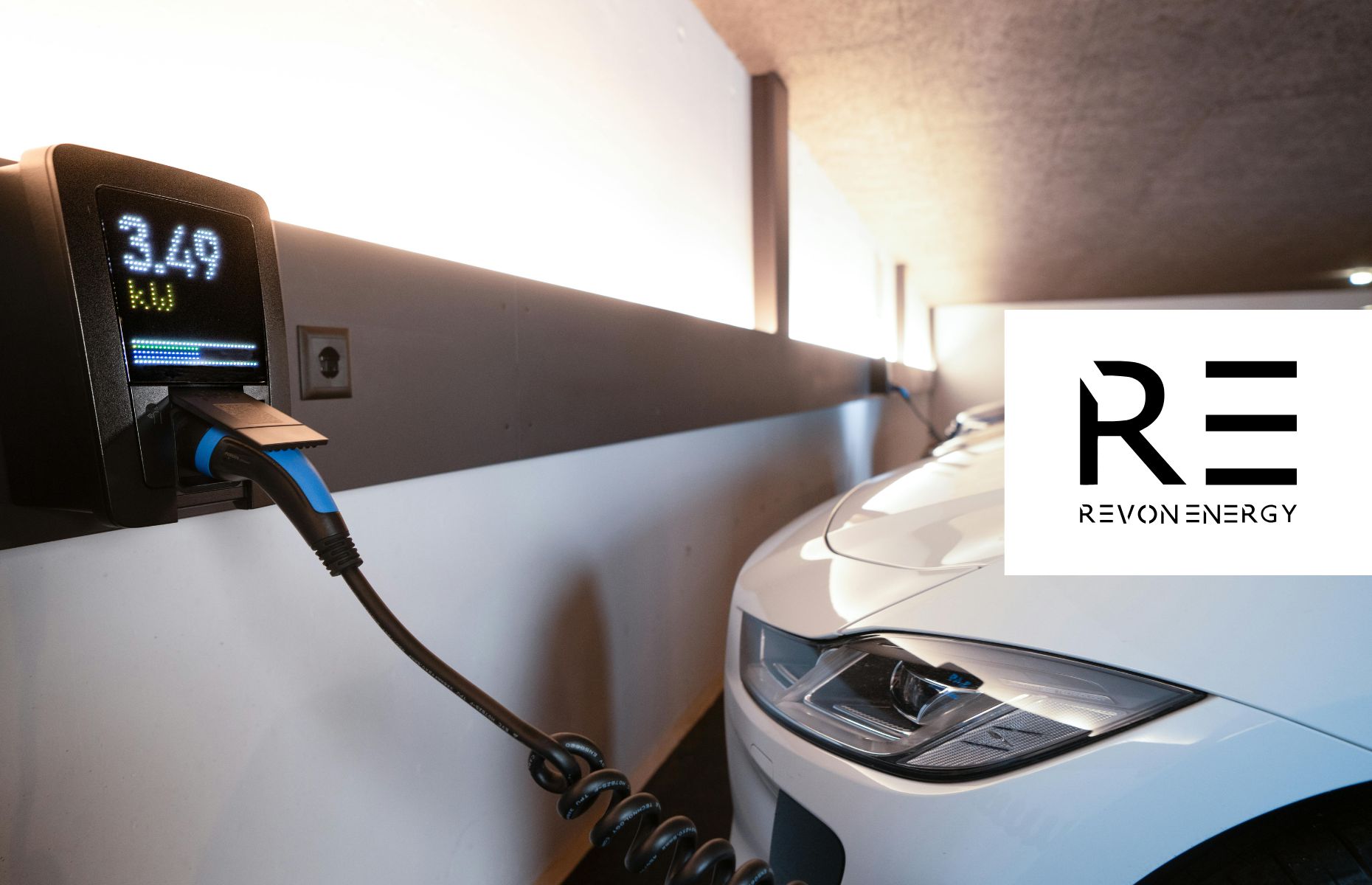 Zamontowana ładowarka do samochodu elektrycznego w garażu podziemnym – REVON Energy