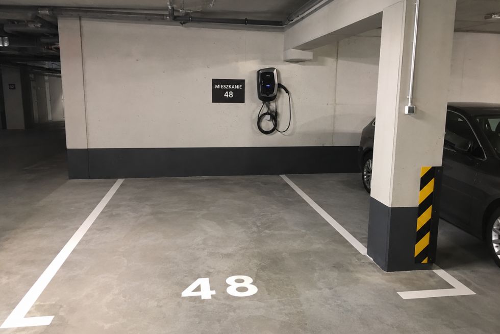 Wallbox na parkingu podziemnym w bloku w Łodzi